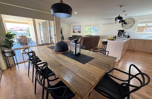 Melville House | Sea Change-5 bedrooms! plenty of room for the boat-Off Peak Special available
