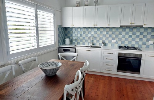 Currarong Cottage | SEA Cottage- 1 min walk to Currarong Beach. 1950s coastal charm