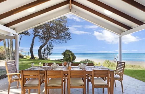 Beachmere House | Sea Cottage - Beachside Paradise