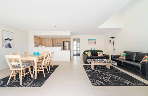 Broadwater House | Sea Side Holiday Unit 62 Cape View Resort