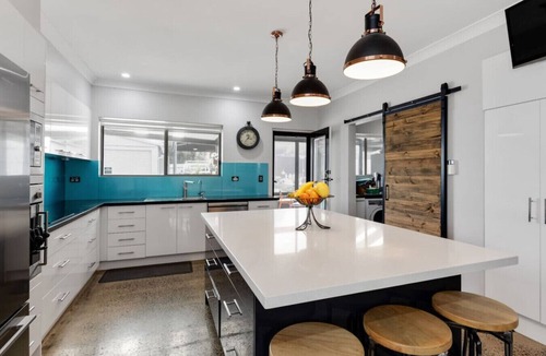 Hayborough House | Sea Whispers—Spacious Family Retreat by the Shore