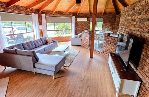 Sulphur Creek House | Seabreeze Retreat by the Beach
