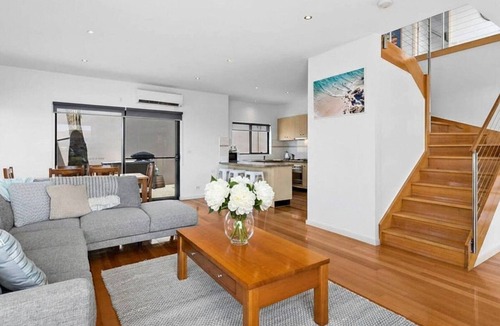St Leonards House | Seachange Escape – ideal beach house in premium location