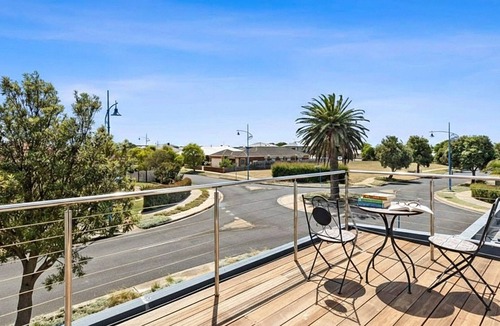 St Leonards House | Seachange Escape – ideal beach house in premium location
