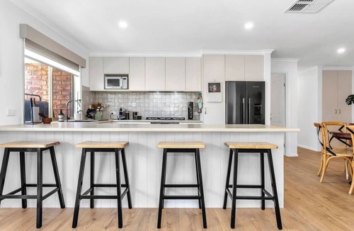 Seacliff House | Seacliff Haus Walk to Beach Jetty and Local Dining