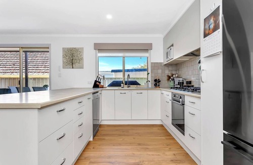 Seacliff House | Seacliff Haus Walk to Beach Jetty and Local Dining