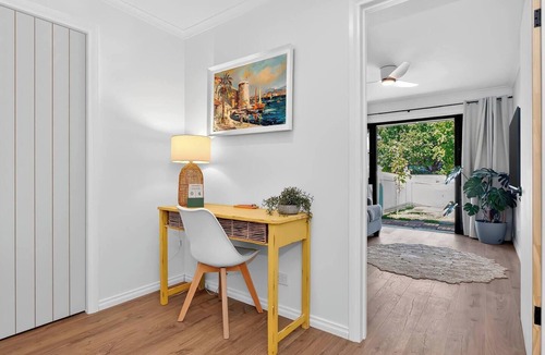 Seacliff House | Seacliff Haus Walk to Beach Jetty and Local Dining