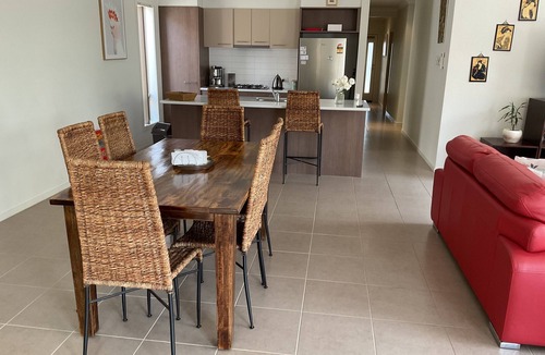 St Leonards House | Seacluded, 750 m walk to the beach, pet friendly