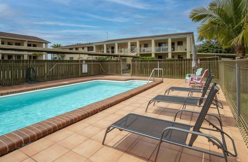 Batehaven Apartment | Seafront Getaway Studio, Great Location with Pool