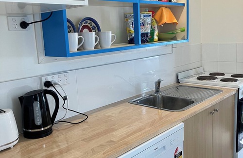Preston Beach House | 'Seas the Day' Preston Beach | Pet Friendly | Sleeps 6 | 500m to the beach!