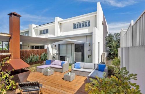 Halls Head House | Seaside Beach House, luxury 3x2, fire pit, secure garden, pet friendly, sleeps 8, opp cafe