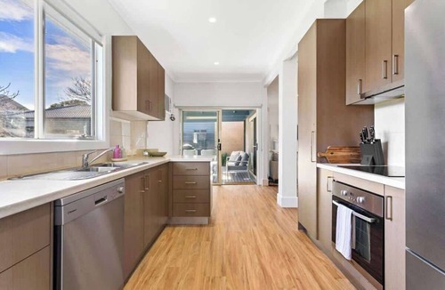 Rosebud House | Seaspray Cottage - Table Tennis, Beach, Shops