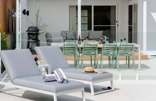 Rosebud House | Seaspray Cottage - Table Tennis, Beach, Shops