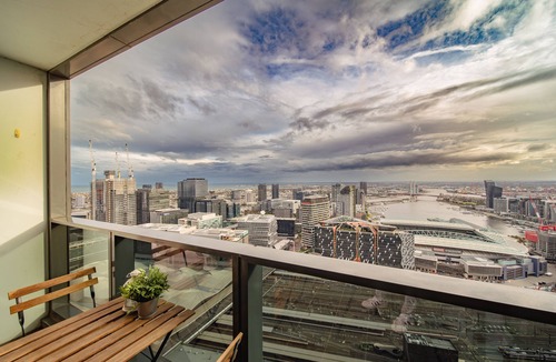 Melbourne Central Business District Apartment | SeaView/2Baths/Balcony/1 Min To Southern Cross Station/FREE(Pool/Sauna/GYM/Tram)