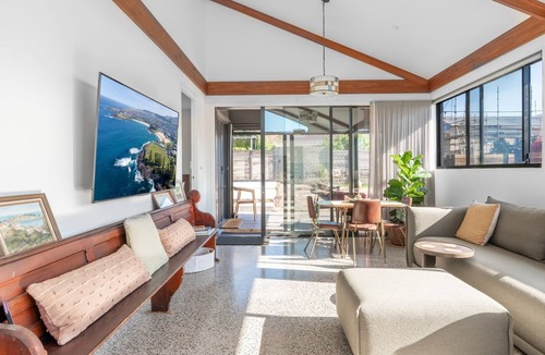 Kiama House | Seaview Lane Hideaway ~ Captivating coastal escape by the sea