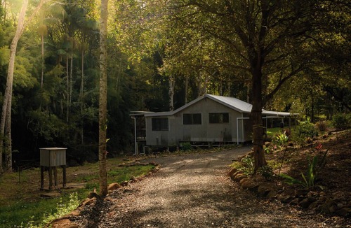 Upper Coopers Creek Cottage | Secluded Rainforest Creek House for 2 | Outdoor Shower | Byron Hinterland