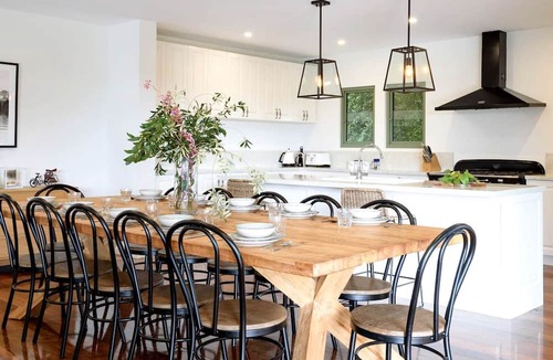 Musk Villa | Secluded Villa with Barbecue, Fireplace and Lake Access in Musk, Victoria