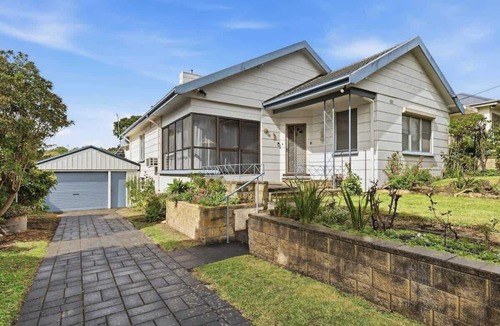 Mount Gambier House | Seednest Blue Lake King Bed & BBQ Backyard