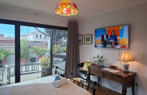 Brentwood House | Self- contained Guest Suite, No Overlap With Host, Private Entrance & Garden