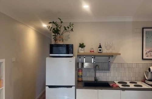 Gwynneville Apartment | Self-contained retreat 1.3km from Wollongong Beach and CBD