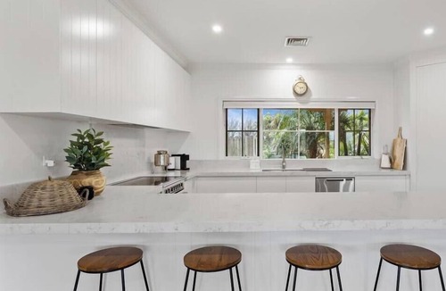 Ventnor House | Serene Beach Haven: Sleeps 12