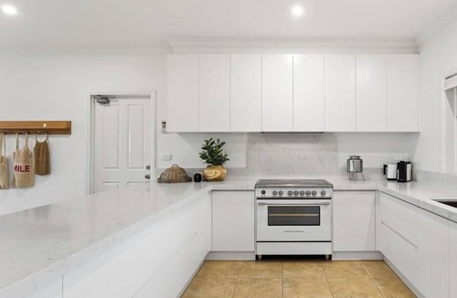Ventnor House | Serene Beach Haven: Sleeps 12