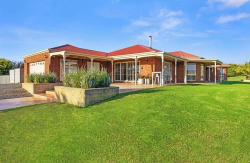 Ventnor House | Serene Beach Haven: Sleeps 12