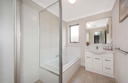 Gosnells Villa | Serene Oasis - 3 Bedroom Getaway
