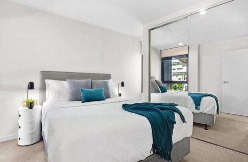 Docklands Apartment | Serrata 2B2B Docklands Apartment with CP