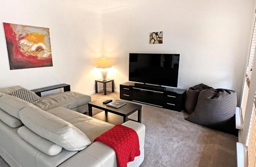 Shadforth House | Shadforth Rise: Spacious, modern home, beautiful views, 4 mins to town