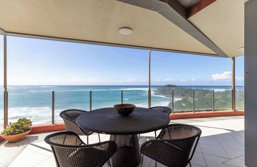 Yamba Apartment | Shadows Suite - Oceanstays- Oceanfront- Pet Friendly