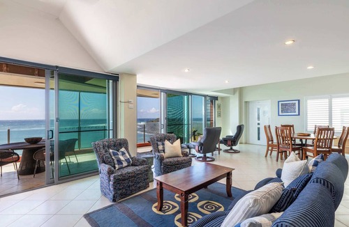 Yamba Apartment | Shadows Suite - Oceanstays- Oceanfront- Pet Friendly