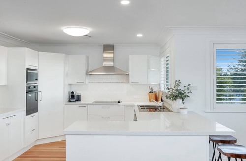 Shelly Beach House | SHELLY SANDS | pool, aircon,wifi| Accom Holidays