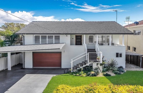 Shelly Beach House | SHELLY SANDS | pool, aircon,wifi| Accom Holidays