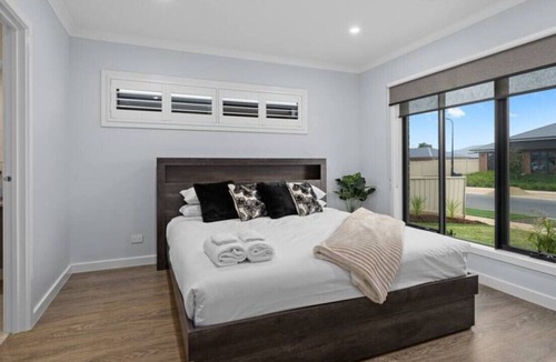 Kialla House | SHEPPARTON-Luxury 4 Bed Home- Popular Villa-Kialla