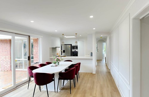 Pakenham House | Shine Adam Court - Prestige Retreat in Pakenham