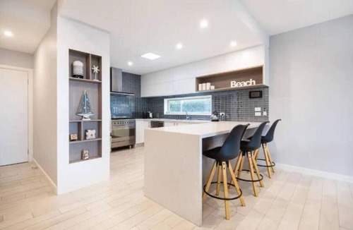 Rosebud House | Shoreline Haven by the Bay