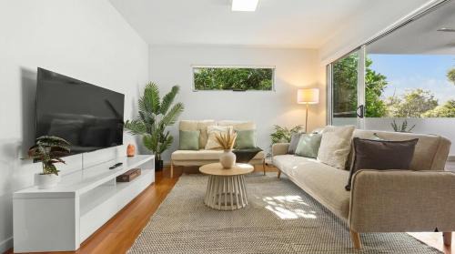 Bulimba Apartment | Showroom Group Stay - Sleeps 8 - Baby and Work Station Ready - Oxford St