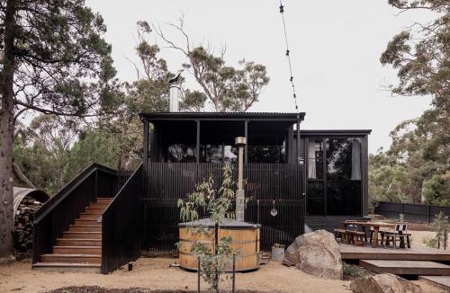 Spring Beach House | 'Sisters' - Cliff top cabin with hot tub