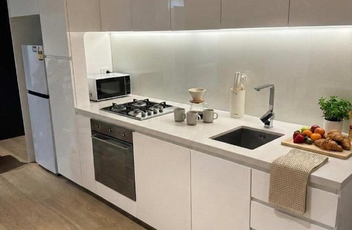 Southbank Apartment | Skyline Bayview Suite