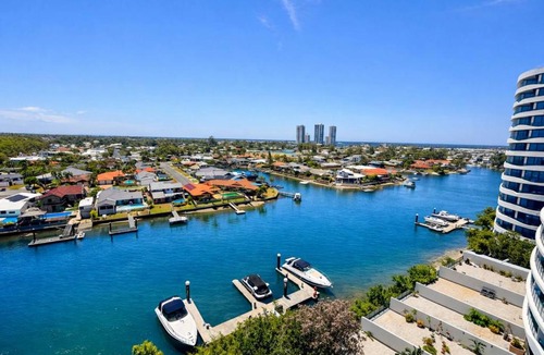 Biggera Waters Apartment | Skyline & Sunshine - 3BR Waterfront Apt in Biggera