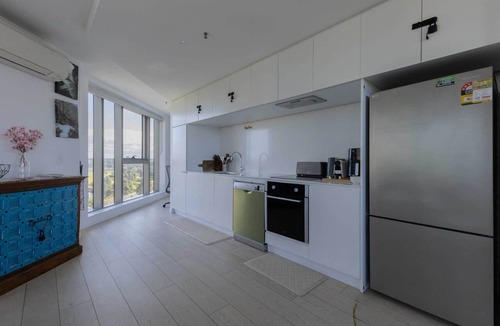Flemington Apartment | Skyline-View 2-Bed Apartment Near Flemington