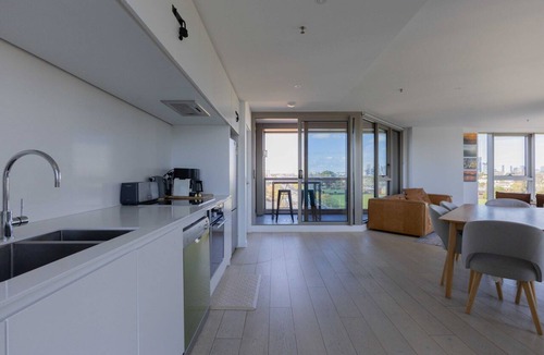 Flemington Apartment | Skyline-View 2-Bed Apartment Near Flemington