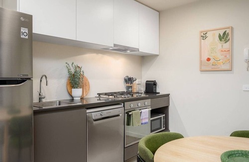 Melbourne Central Business District Apartment | Skyscraper CBD Apartment with Pool, Gym & Parking!