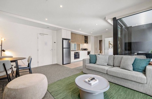Southbank Apartment | Sleek and Chic Stature Southbank