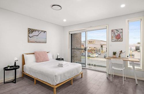 Revesby House | Sleek & Comfortable Ensuite Double Room at Revesby with Shared Kitchen