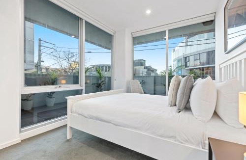 South Yarra Apartment | Sleek South Yarra 2-Bed with Alfresco Dining