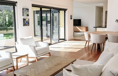 Bowral House | Sleeps 10 Private Estate with Pool in Bowral