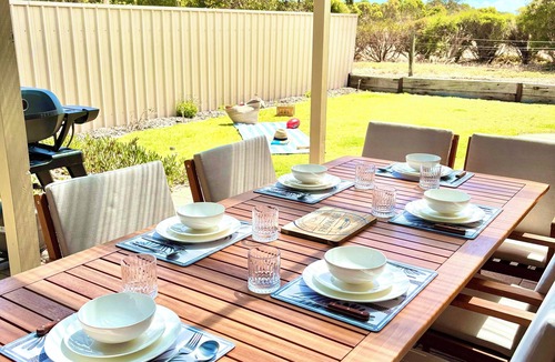 Normanville House | Sleeps 10, walk to beach, three living areas. Perfect for extended families.
