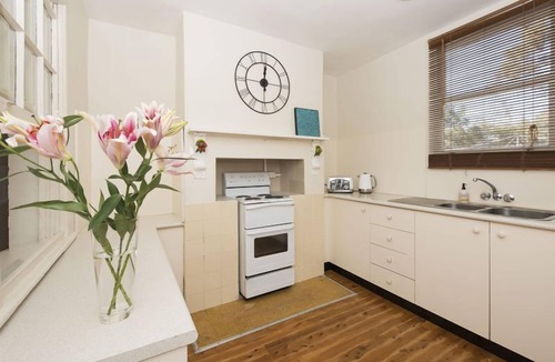 Central Mudgee House | Sleeps 6: King Bed & 2 queen beds, sofa bed (on request): 5 min walk to town